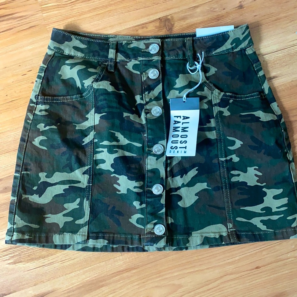 High rise camouflage skirt. (Juniors)